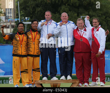 Kelvingrove Lawn Bowls Center, Glasgow, Schottland, Großbritannien, Montag, Juli 2014. Medaillengewinnerinnen bei den Men's Lawn Bowls Pairs bei den Commonwealth Games 2014 in Glasgow. Von links nach rechts. Muhammad Hizlee Abdul Rais und Fairul Izwan Abd Muin, Malaysia, Silver, Paul Foster und Alex Marshall, Schottland, Gold, Andrew Knapper und Sam Tolchard, England, Bronze Stockfoto