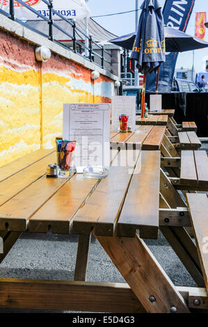 Holzbänke vor einem Irish pub Stockfoto