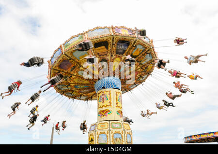 Viele Kinder auf eine "Chairplane" Fahrt (Geschwindigkeit zeigen verschwommen) Stockfoto