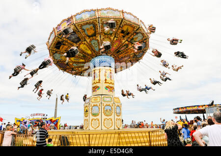 Viele Kinder auf eine "Chairplane" Fahrt (Geschwindigkeit zeigen verschwommen) Stockfoto