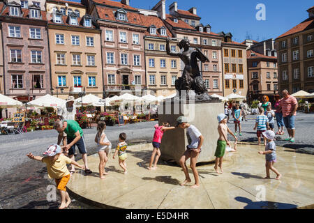 Kinder spielen mit dem Marmaid-Denkmal am Marktplatz Altstadt in Warschau, Polen Stockfoto