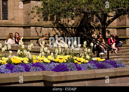 Dundee, Tayside, Scotland, UK, 28. Juli 2014, Wetter: Schwül Hitzewelle fegen über Dundee. Menschen genießen die herrlichsten Sommer Wetter in der Sonne entspannen und schattige Bereiche in der Innenstadt und Café um Dundee. Bildnachweis: Dundee Photographics / Alamy Live News Stockfoto