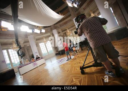 Wiesbaden, Deutschland. 28. Juli 2014. 13 Jahre alte Magnus Schroeder (C) die Fragen von Juroren Roman Lob (L-R), Maria Mummert (Mieze Katz von MIA Band), Opernsänger Rolando Villazon und Musik-Produzent Martin Haas während der Aufzeichnung der TV-Show "Your Song" am Schloss Biebrich in Wiesbaden, Deutschland, 28. Juli 2014 konfrontiert. Der Wettbewerb für Nachwuchskünstler von Kinder TV-Kanal ist KiKa für Teilnehmer, die ihre eigene Lieder komponiert und eigene Texte geschrieben haben. Foto: FREDRIK VON ERICHSEN/DPA/Alamy Live-Nachrichten Stockfoto
