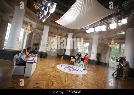 Wiesbaden, Deutschland. 28. Juli 2014. 13 Jahre alte Magnus Schroeder (2-R) Gesichter die Fragen von Juroren Roman Lob (L-R), Maria Mummert (Mieze Katz von MIA Band), Opernsänger Rolando Villazon und Musik-Produzent Martin Haas während der Aufzeichnung der TV-Show "Your Song" am Schloss Biebrich in Wiesbaden, Deutschland, 28. Juli 2014. Der Wettbewerb für Nachwuchskünstler von Kinder TV-Kanal ist KiKa für Teilnehmer, die ihre eigene Lieder komponiert und eigene Texte geschrieben haben. Foto: FREDRIK VON ERICHSEN/DPA/Alamy Live-Nachrichten Stockfoto