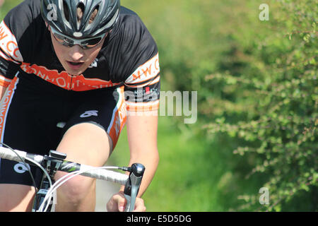 Ein Foto eines Radfahrers bei einem Radsport-Event "Chase The Sun" 2014. Stockfoto