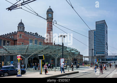 Eingang des Gent-Sint-Pieters / Sankt Peter Bahnhof in Gent, Ost-Flandern, Belgien Stockfoto