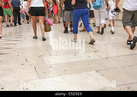 Viele Leute auf der Straße Stockfoto