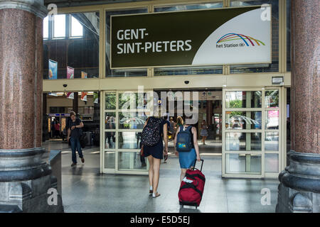 Reisende mit Rucksäcken am Eingang des Gent-Sint-Pieters / Sankt Peter Bahnhof in Gent, Flandern, Belgien Stockfoto