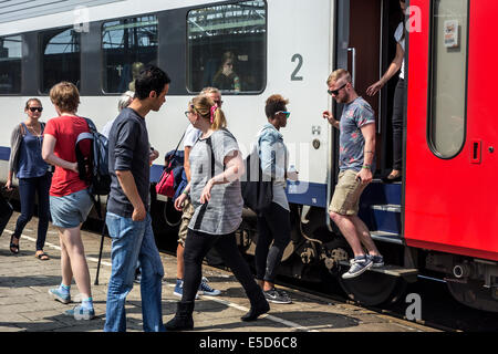 Passagiere und Pendler Personenzug auf Plattform im Bahnhof einsteigen Stockfoto