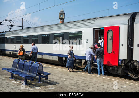 Passagiere und Pendler Personenzug auf Plattform im Bahnhof einsteigen Stockfoto