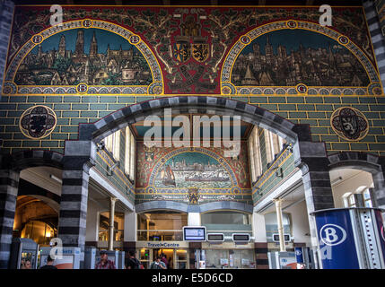 Wandmalereien in Sgraffito Stil in der Haupteingangshalle der Gent-Sint-Pieters / Sankt Peter Bahnhof in Gent, Belgien Stockfoto