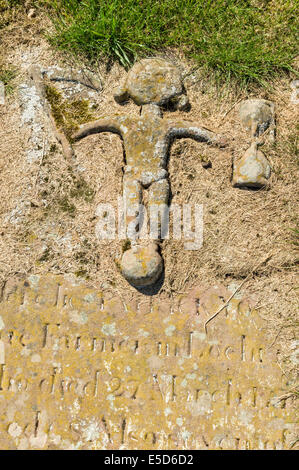 KILDRUMMY SCHOTTLAND ALTE KIRK ODER KIRCHE A TOMBSTONE MIT A GESCHNITZTE FIGUR, EINE SENSE UND EINE SANDUHR Stockfoto