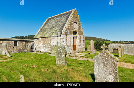 KILDRUMMY SCHOTTLAND ALTE KIRK ODER KIRCHE VERANDA ODER BEGRÄBNIS GEHÄUSE MIT RESTEN DER ALTEN STADTMAUER VON KIRK HINTER Stockfoto