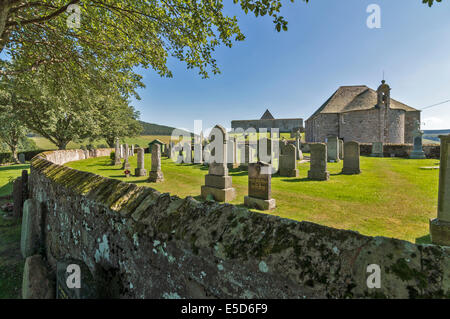 KILDRUMMY SCHOTTLAND DIE NEUE KIRCHE MIT GLOCKENTURM UND DER ALTEN STADTMAUER VON KIRK AUF DEM HÜGEL HINTER Stockfoto