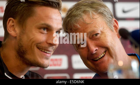 Prag, Tschechische Republik. 28. Juli 2014. Malmö FF-Spieler Nils Markus Rosenberg (links) und Trainer Alter Fridtjof Hareide im Rahmen einer Pressekonferenz vor der dritten Runde der Champions League gesehen sind entsprechen AC Sparta Praha Vs Malmö FF, in Prag, Tschechische Republik, 28. Juli 2014. © CTK/Alamy Live-Nachrichten Stockfoto