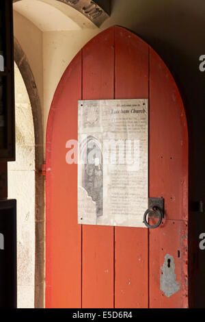 Wir begrüßen Sie in der Tyneham Church - Plakat an der Tür der St. Mary's Church in Tyneham Village, Dorset UK im Juli - Saint Marys Church, St. Mary Church Stockfoto