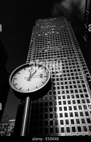 Uhr außerhalb einer Canada Square im Canary Wharf, London, UK Stockfoto