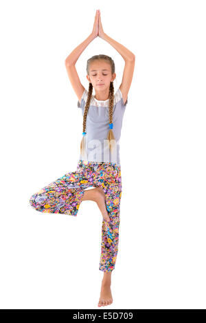 Das Mädchen praktiziert Yoga auf dem weißen Hintergrund Stockfoto
