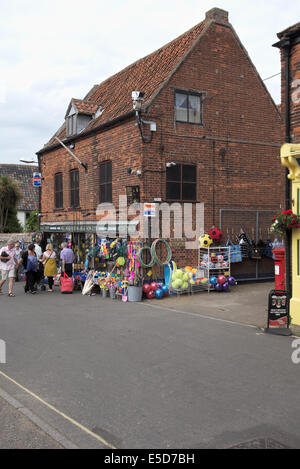 Eine Hardware-Shop mit Käufern in Wells-Next-The-Sea Norfolk UK Stockfoto