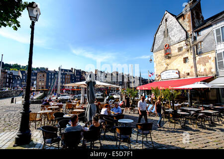 Menschen sitzen in einer Pflaster-Café-Bar in der Nähe des Hafens in Honfleur, Normandie, Frankreich Stockfoto