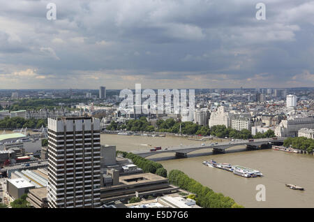 Grobe Sicht auf die Themse und die Waterloo Bridge vom Southbank Turm. ITV Studios Turm nach links. Stockfoto