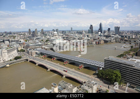 Grobe Sicht auf der Themse bei Blackfriars mit der City of London im Hintergrund. St Pauls Cathedral im Zentrum Stockfoto