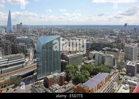 Grobe Sicht auf Southwark, Südlondon, zeigt The Shard, 240 Blackfriars Road (Mitte links) und Strata Tower (rechts) Stockfoto