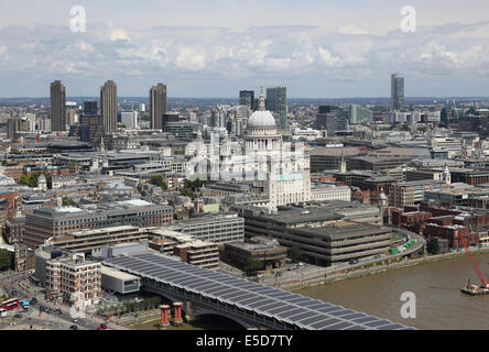 St Pauls Cathedral (Mitte) ist unter den modernen Gebäuden der City of London fast verloren. Blackfriars Station im Vordergrund. Stockfoto
