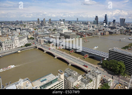 Grobe Sicht auf der Themse bei Blackfriars mit der City of London im Hintergrund. St Pauls Cathedral im Zentrum Stockfoto