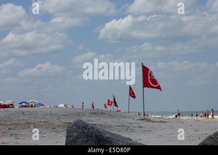 Windiger Tag Vilano Beach; Felsen, Surfen, Warnung Fahnen; Menschen im Hintergrund; Wellen, Sand. heißer Sommer Stockfoto