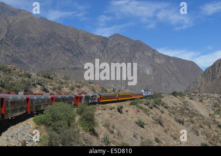 Die Ferrocarril Central zwischen Lima und Huancayo, Peru. Über die Anden, ist dieser Zug den 2. höchsten Zug der Welt. Stockfoto