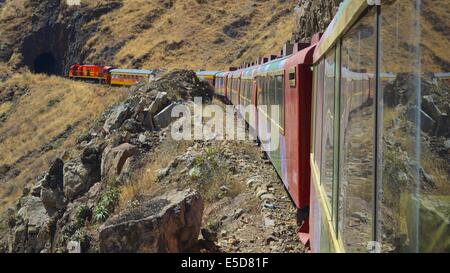 Die Ferrocarril Central zwischen Lima und Huancayo, Peru. Über die Anden, ist dieser Zug den 2. höchsten Zug der Welt. Stockfoto