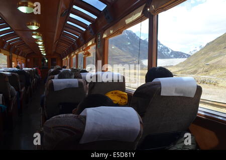 Touristenklasse Passagiere entspannen auf den Zug der Ferrocarril Central Andino, da es die Fahrt über die Anden von Lima, Peru macht Stockfoto