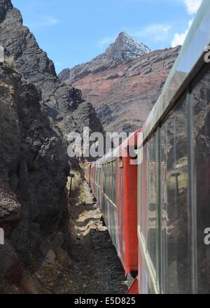 Die Ferrocarril Central zwischen Lima und Huancayo, Peru. Über die Anden, ist dieser Zug den 2. höchsten Zug der Welt. Stockfoto