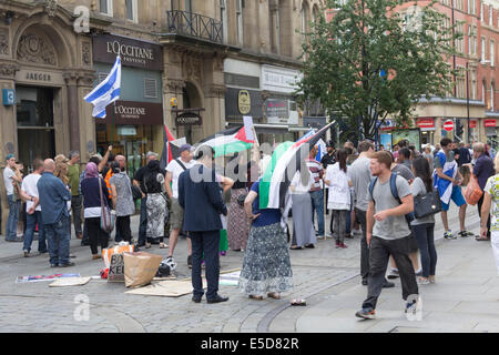 Manchester, UK. 28. Juli 2014. Unterstützer von Palästina und Israel zu inszenieren Counter Proteste vor dem Kedem Kosmetik-Geschäft in der King Street, Manchester. Kedem verkauft israelischen Toten Meeres Beauty-Produkte die Demonstranten behaupten illegal getroffen werden. Dieser Protest ist Teil einer laufenden Kampagne gezielt Kedem. Unterstützer des Shops behaupten, Kunden das Geschäft betreten verhindert werden können. Bildnachweis: Joseph Clemson/Alamy Live-Nachrichten Stockfoto