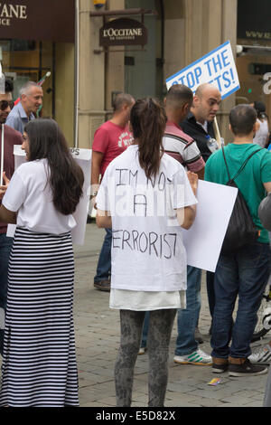 Manchester, UK. 28. Juli 2014. Unterstützer von Palästina und Israel zu inszenieren Counter Proteste vor dem Kedem Kosmetik-Geschäft in der King Street, Manchester. Kedem verkauft israelischen Toten Meeres Beauty-Produkte die Demonstranten behaupten illegal getroffen werden. Dieser Protest ist Teil einer laufenden Kampagne gezielt Kedem. Unterstützer des Shops behaupten, Kunden das Geschäft betreten verhindert werden können. Der Protest und die Counter Protest werden zusätzliche Volatilität zu diesem Zeitpunkt von der weiteren Eskalation des Konflikts im Gaza-Streifen zwischen der Hamas und Israel gegeben. Bildnachweis: Joseph Clemson/Alamy Live-Nachrichten Stockfoto