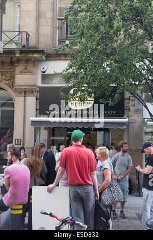 Manchester, UK. 28. Juli 2014. Unterstützer von Palästina und Israel zu inszenieren Counter Proteste vor dem Kedem Kosmetik-Geschäft in der King Street, Manchester. Kedem verkauft israelischen Toten Meeres Beauty-Produkte die Demonstranten behaupten illegal getroffen werden. Dieser Protest ist Teil einer laufenden Kampagne gezielt Kedem. Unterstützer des Shops behaupten, Kunden das Geschäft betreten verhindert werden können. Der Protest und die Counter Protest werden zusätzliche Volatilität zu diesem Zeitpunkt von der weiteren Eskalation des Konflikts im Gaza-Streifen zwischen der Hamas und Israel gegeben. Bildnachweis: Joseph Clemson/Alamy Live-Nachrichten Stockfoto