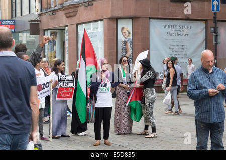 Manchester, UK. 28. Juli 2014. Unterstützer von Palästina und Israel zu inszenieren Counter Proteste vor dem Kedem Kosmetik-Geschäft in der King Street, Manchester. Kedem verkauft israelischen Toten Meeres Beauty-Produkte die Demonstranten behaupten illegal getroffen werden. Dieser Protest ist Teil einer laufenden Kampagne gezielt Kedem. Unterstützer des Shops behaupten, Kunden das Geschäft betreten verhindert werden können. Der Protest und die Counter Protest werden zusätzliche Volatilität zu diesem Zeitpunkt von der weiteren Eskalation des Konflikts im Gaza-Streifen zwischen der Hamas und Israel gegeben. Bildnachweis: Joseph Clemson/Alamy Live-Nachrichten Stockfoto