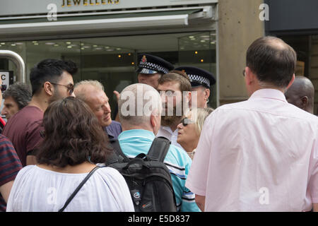 Manchester, UK. 28. Juli 2014. Unterstützer von Palästina und Israel zu inszenieren Counter Proteste vor dem Kedem Kosmetik-Geschäft in der King Street, Manchester. Kedem verkauft israelischen Toten Meeres Beauty-Produkte die Demonstranten behaupten illegal getroffen werden. Dieser Protest ist Teil einer laufenden Kampagne gezielt Kedem. Unterstützer des Shops behaupten, Kunden das Geschäft betreten verhindert werden können. Der Protest und die Counter Protest werden zusätzliche Volatilität zu diesem Zeitpunkt von der weiteren Eskalation des Konflikts im Gaza-Streifen zwischen der Hamas und Israel gegeben. Bildnachweis: Joseph Clemson/Alamy Live-Nachrichten Stockfoto