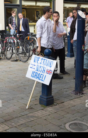 Manchester, UK. 28. Juli 2014. Unterstützer von Palästina und Israel zu inszenieren Counter Proteste vor dem Kedem Kosmetik-Geschäft in der King Street, Manchester. Kedem verkauft israelischen Toten Meeres Beauty-Produkte die Demonstranten behaupten illegal getroffen werden. Dieser Protest ist Teil einer laufenden Kampagne gezielt Kedem. Unterstützer des Shops behaupten, Kunden das Geschäft betreten verhindert werden können. Der Protest und die Counter Protest werden zusätzliche Volatilität zu diesem Zeitpunkt von der weiteren Eskalation des Konflikts im Gaza-Streifen zwischen der Hamas und Israel gegeben. Bildnachweis: Joseph Clemson/Alamy Live-Nachrichten Stockfoto