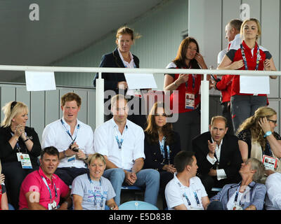 National Hockey Centre, Glasgow, Schottland, Großbritannien. 28. Juli 2014. Commonwealth Games Tag 5.  Besuchen Kate Wills und Harry Schottland Wales Hockey-Match. Seine königliche Hoheit Prinz Harry zusammen mit der Herzog und die Herzogin von Strathearn (Cambridge in England) sehen Sie Schottland Wales 2-0 schlagen. Bildnachweis: ALAN OLIVER/Alamy Live-Nachrichten Stockfoto