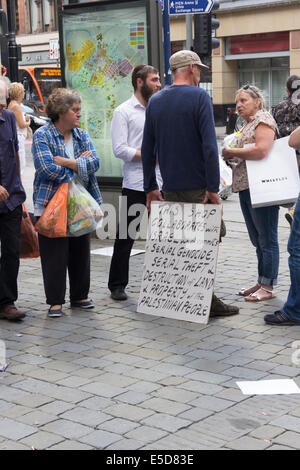 Manchester, UK. 28. Juli 2014. Unterstützer von Palästina und Israel zu inszenieren Counter Proteste vor dem Kedem Kosmetik-Geschäft in der King Street, Manchester. Kedem verkauft israelischen Toten Meeres Beauty-Produkte die Demonstranten behaupten illegal getroffen werden. Dieser Protest ist Teil einer laufenden Kampagne gezielt Kedem. Unterstützer des Shops behaupten, Kunden das Geschäft betreten verhindert werden können. Der Protest und die Counter Protest werden zusätzliche Volatilität zu diesem Zeitpunkt von der weiteren Eskalation des Konflikts im Gaza-Streifen zwischen der Hamas und Israel gegeben. Bildnachweis: Joseph Clemson/Alamy Live-Nachrichten Stockfoto