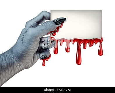 Zombie Monsterhand hielt eine leere Blut tropft Karte anmelden eine Seitenansicht als eine gruselige Halloween oder beängstigend Symbol mit strukturierten Stockfoto