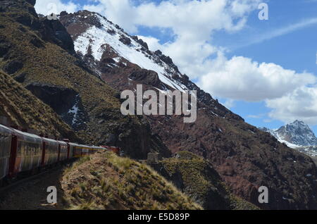 Die Ferrocarril Central zwischen Lima und Huancayo, Peru. Über die Anden, ist dieser Zug den 2. höchsten Zug der Welt. Stockfoto