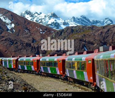 Die Ferrocarril Central zwischen Lima und Huancayo, Peru. Über die Anden, ist dieser Zug den 2. höchsten Zug der Welt. Stockfoto