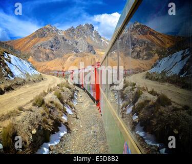 Die Ferrocarril Central zwischen Lima und Huancayo, Peru. Über die Anden, ist dieser Zug den 2. höchsten Zug der Welt. Stockfoto