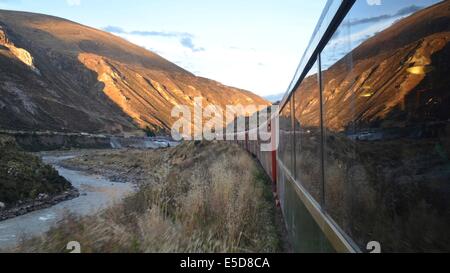 Die Ferrocarril Central zwischen Lima und Huancayo, Peru. Über die Anden, ist dieser Zug den 2. höchsten Zug der Welt. Stockfoto