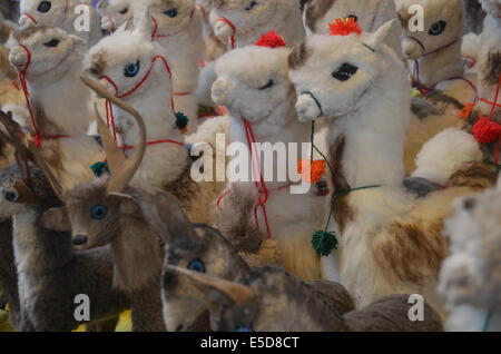Gefüllte Spielzeug Lamas auf den Verkauf in einem Tourist Souvenir-Markt in der Nähe von Huancayo, Peru Stockfoto