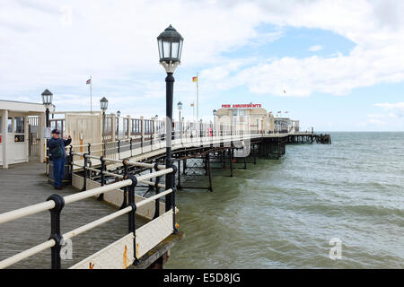 Im Ruhestand Mann Fotografieren aus Worthing Pier, England, UK Stockfoto