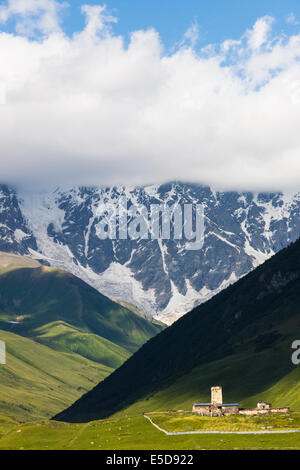 Lamaria Kirche und Turm im großen Kaukasus Hintergrund. Ushguli, dem höchstgelegenen ganzjährig bewohnten Dorf in Europa. SV Stockfoto